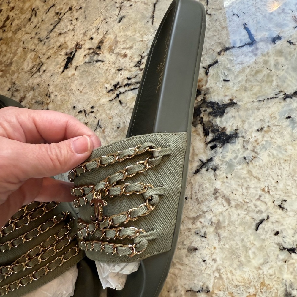 CHANEL Slides - Picture 3 of 16